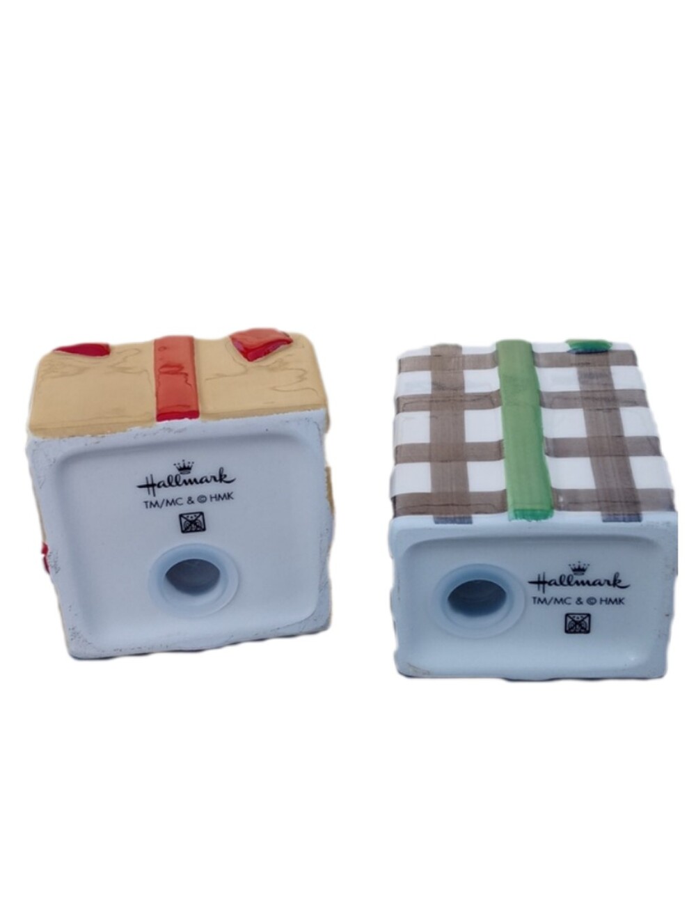 Hallmark Salt & Pepper Shakers Ceramic Checker Present Design with a Bow - Picture 3 of 3
